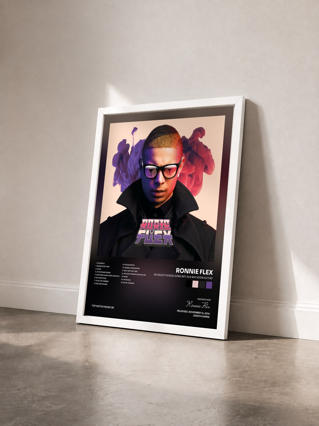 #blanc Tableau de l'album De Nacht Is Nog Jong Net Als Wij Voor Altijd de Ronnie Flex vu de trois quarts, cadre blanc