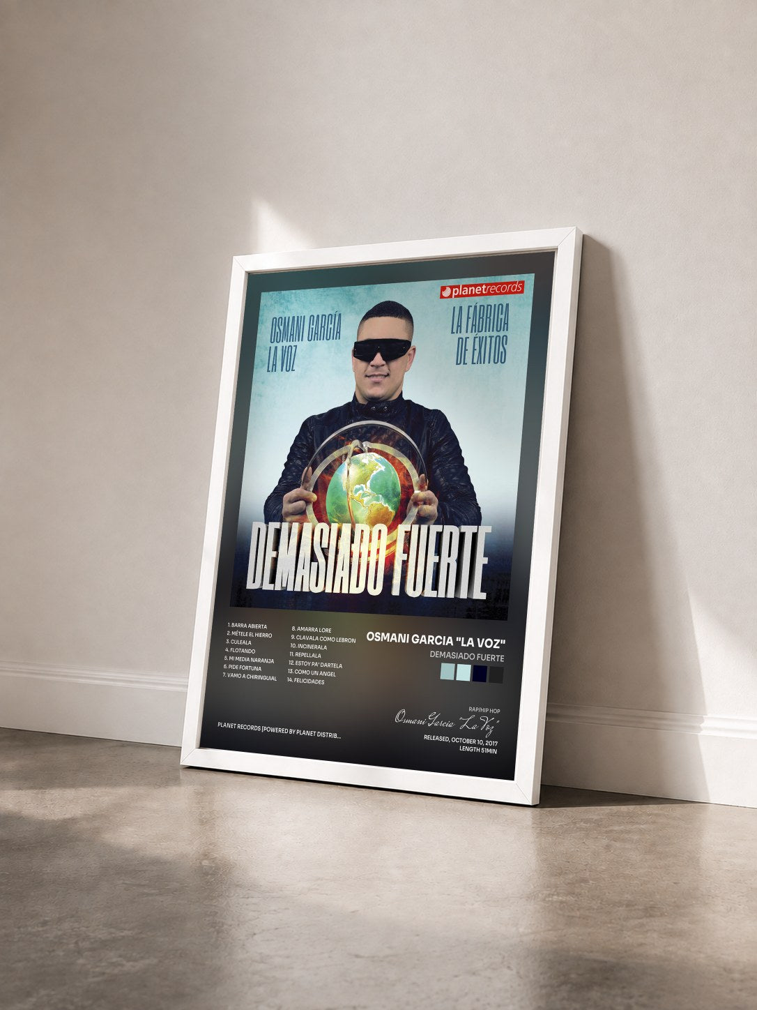 #blanc Tableau de l'album Demasiado Fuerte de Osmani Garcia "La Voz" vu de trois quarts, cadre blanc