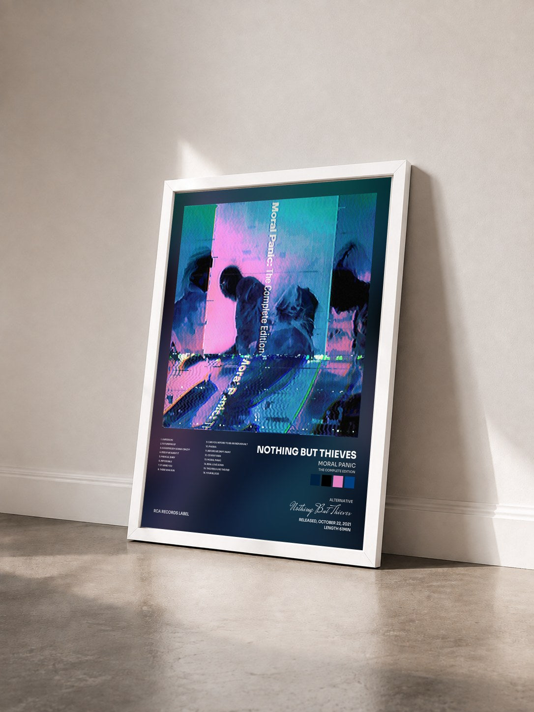 #blanc Tableau de l'album Moral Panic (The Complete Edition) de Nothing But Thieves vu de trois quarts, cadre blanc