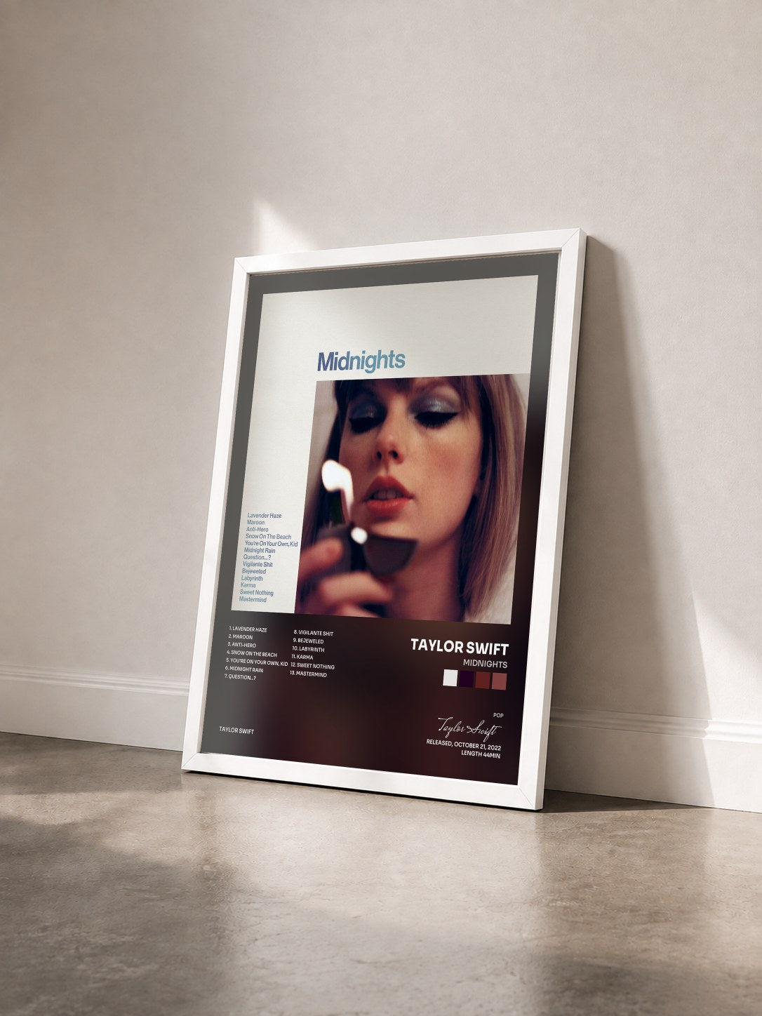 #blanc Tableau de l'album Midnights de Taylor Swift vu de trois quarts, cadre blanc