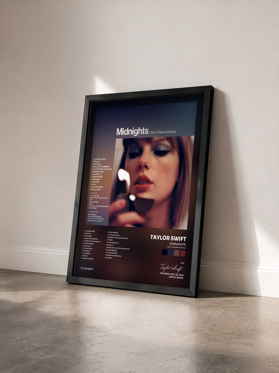#noir Tableau de l'album Midnights (The Til Dawn Edition) de Taylor Swift vu de trois quarts, cadre noir