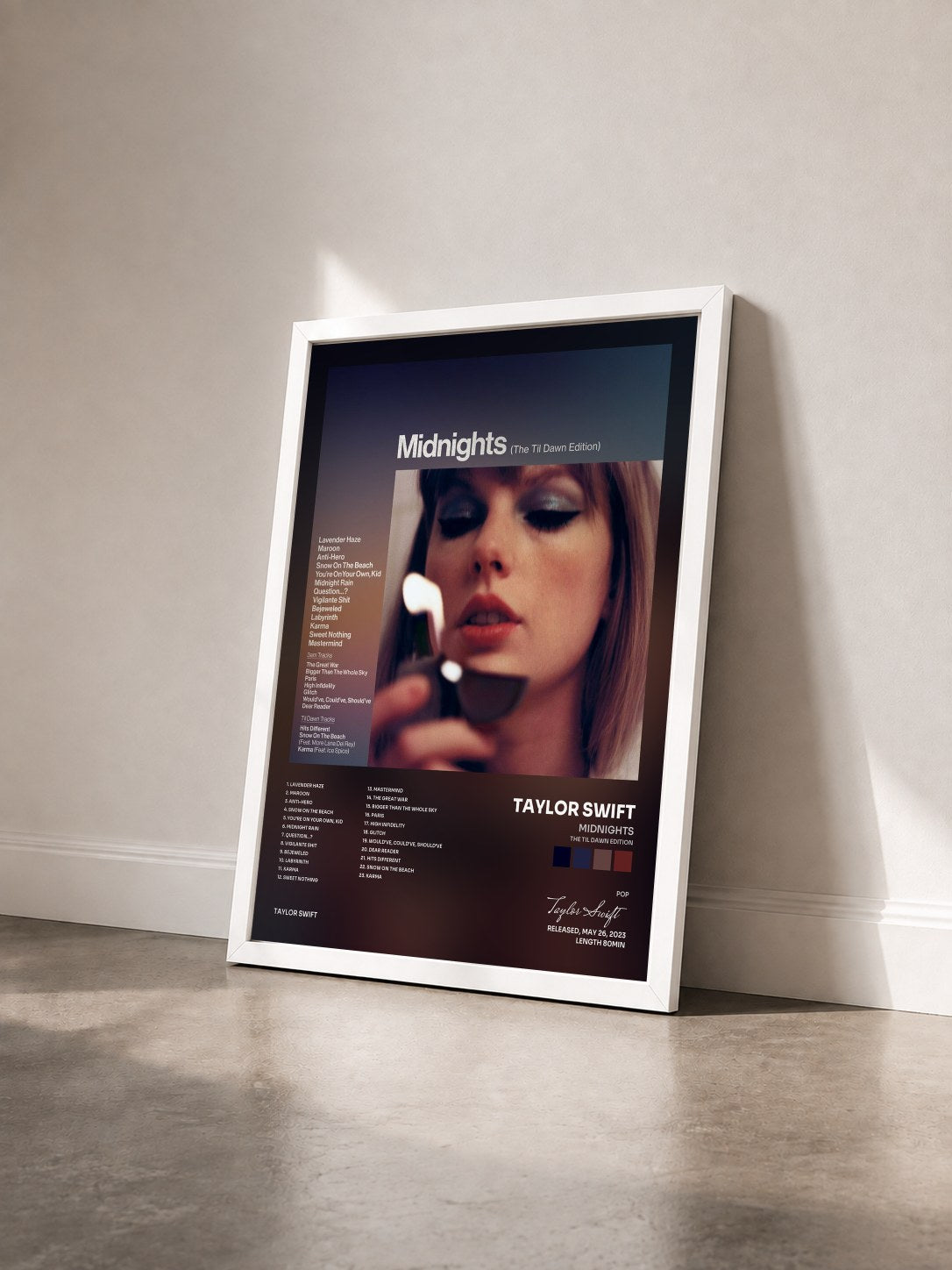 #blanc Tableau de l'album Midnights (The Til Dawn Edition) de Taylor Swift vu de trois quarts, cadre blanc