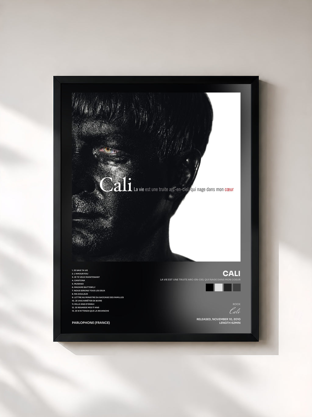 #noir La Vie Est Une Truite Arc-En-Ciel Qui Nage Dans Mon Coeur von Cali als gerahmter Kunstdruck, schwarzer Rahmen, gedruckt und gerahmt in Frankreich