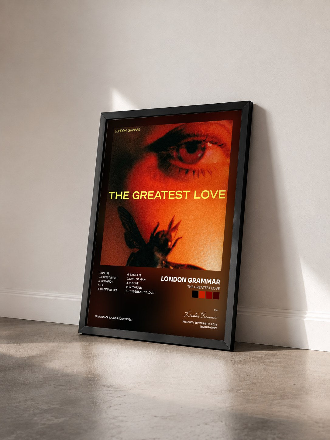 #noir Tableau de l'album The Greatest Love de London Grammar vu de trois quarts, cadre noir