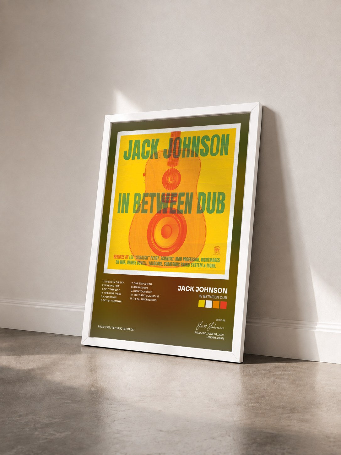 #blanc In Between Dub von Jack Johnson als gerahmter Kunstdruck von schräg gesehen, weißer Rahmen
