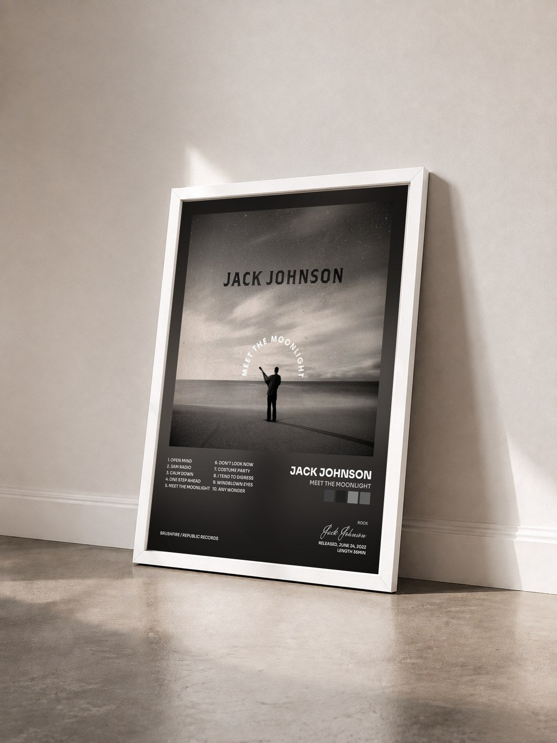 #blanc Meet The Moonlight von Jack Johnson als gerahmter Kunstdruck von schräg gesehen, weißer Rahmen