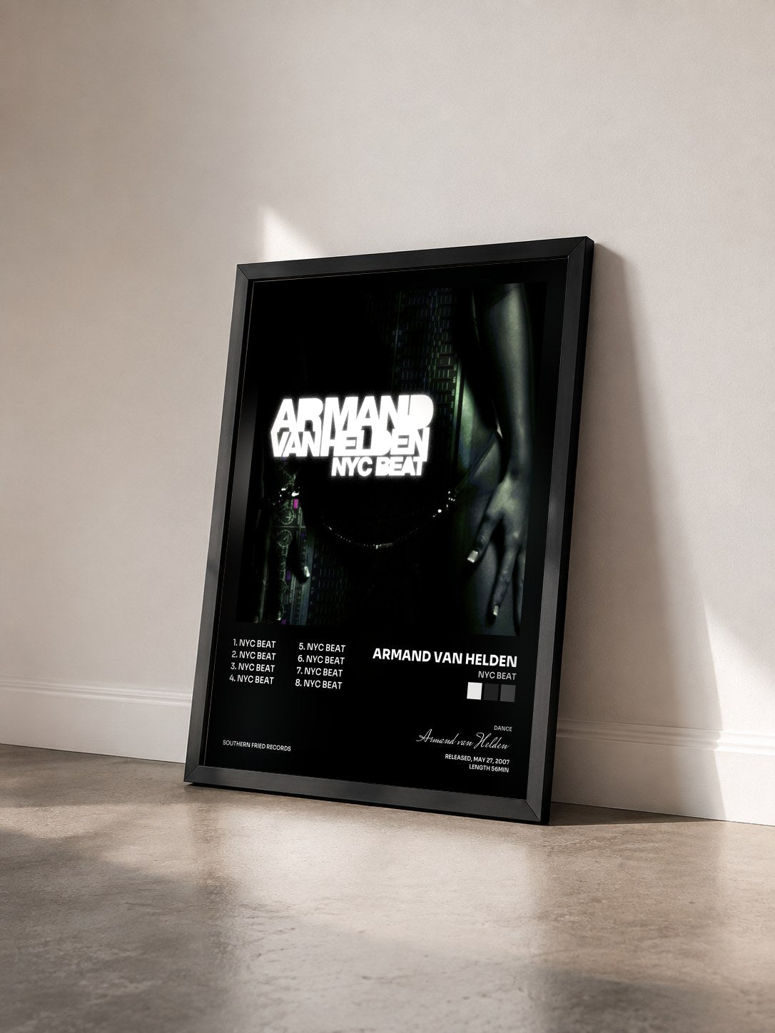 #noir Tableau de l'album NYC Beat de Armand van Helden vu de trois quarts, cadre noir