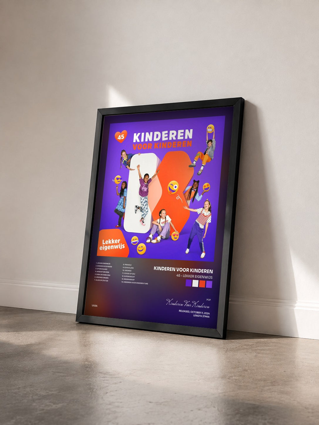 #noir Tableau de l'album 45 - Lekker eigenwijs de Kinderen Voor Kinderen vu de trois quarts, cadre noir