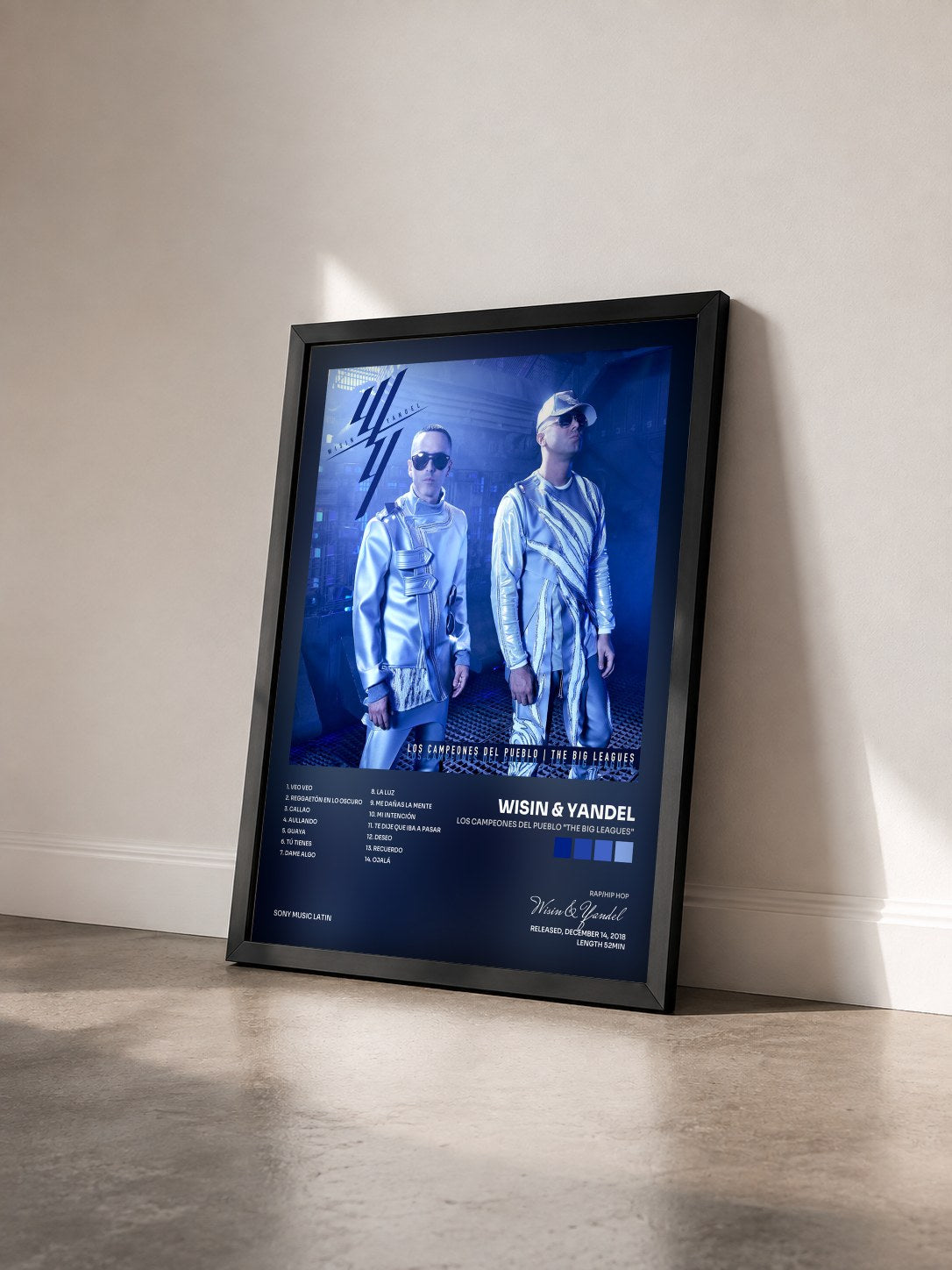 #noir Tableau de l'album Los Campeones del Pueblo "The Big Leagues" de Wisin & Yandel vu de trois quarts, cadre noir