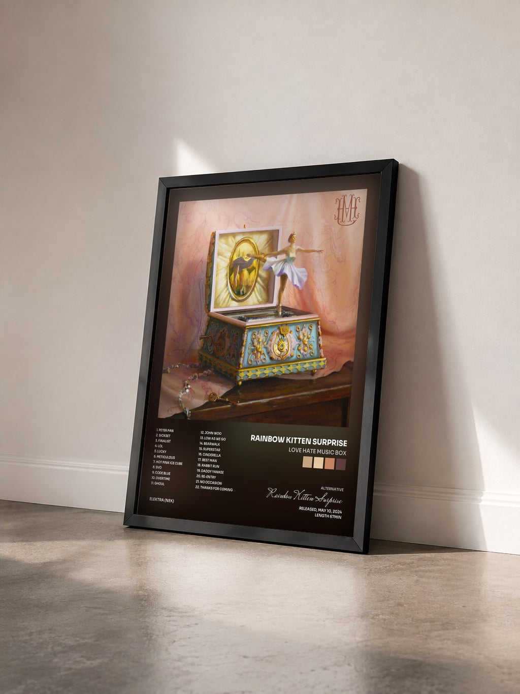 #noir Tableau de l'album Love Hate Music Box de Rainbow Kitten Surprise vu de trois quarts, cadre noir
