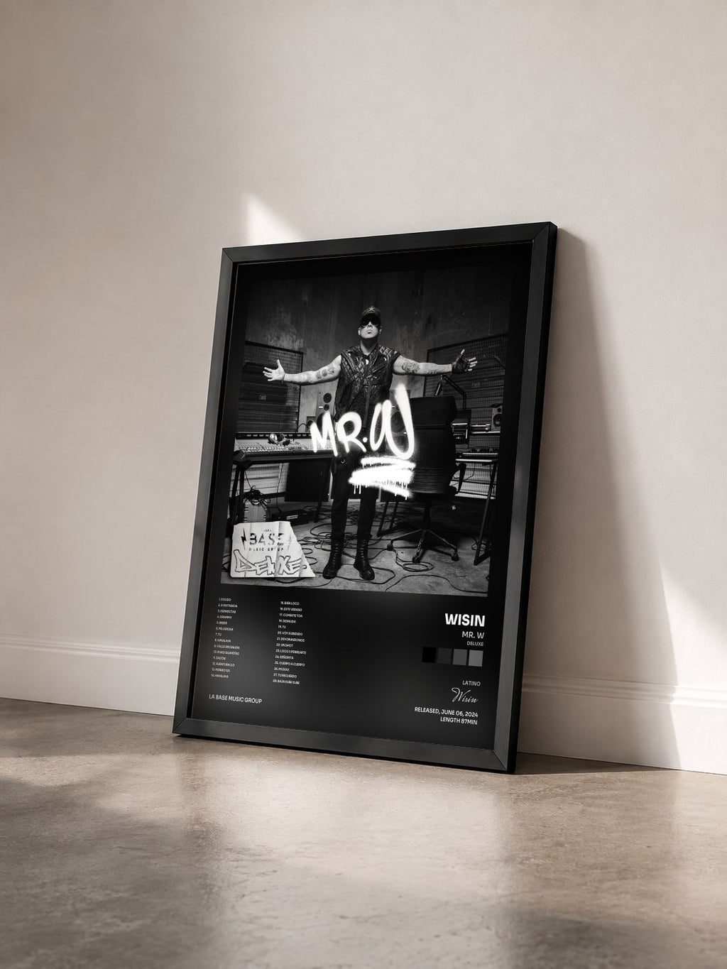 #noir Tableau de l'album Mr. W (Deluxe) de Wisin vu de trois quarts, cadre noir