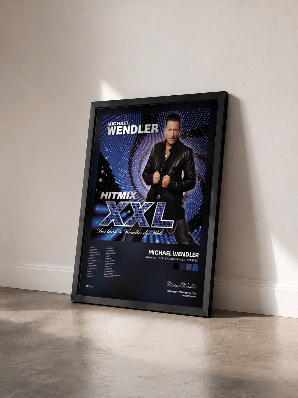 #noir Hitmix XXL - der längste Wendler der Welt von Michael Wendler als gerahmter Kunstdruck von schräg gesehen, schwarzer Rahmen