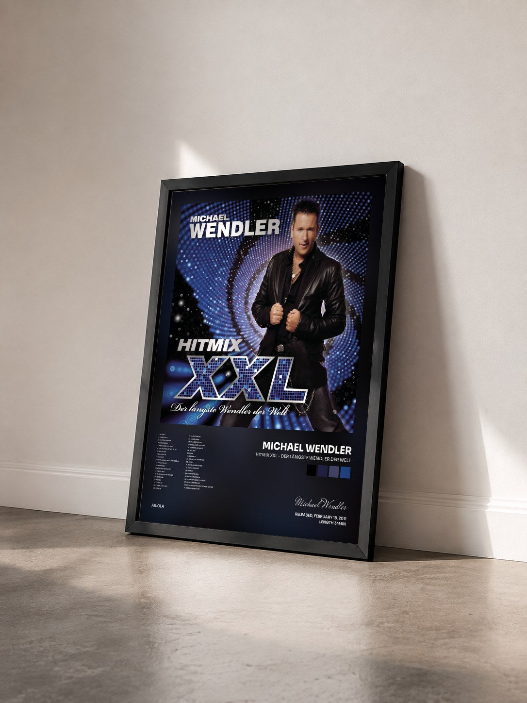 #noir Tableau de l'album Hitmix XXL - der längste Wendler der Welt de Michael Wendler vu de trois quarts, cadre noir