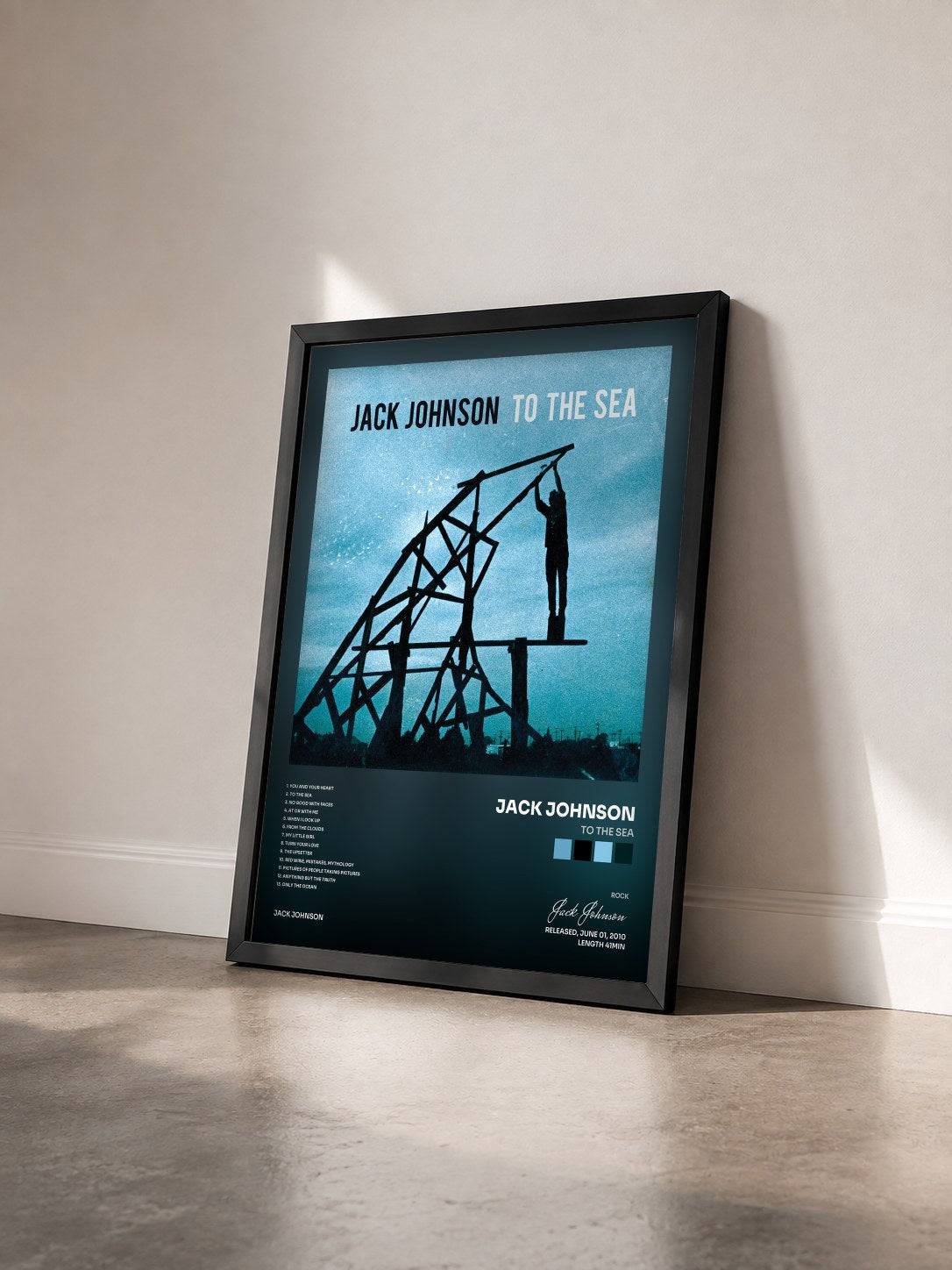 #noir To The Sea von Jack Johnson als gerahmter Kunstdruck von schräg gesehen, schwarzer Rahmen