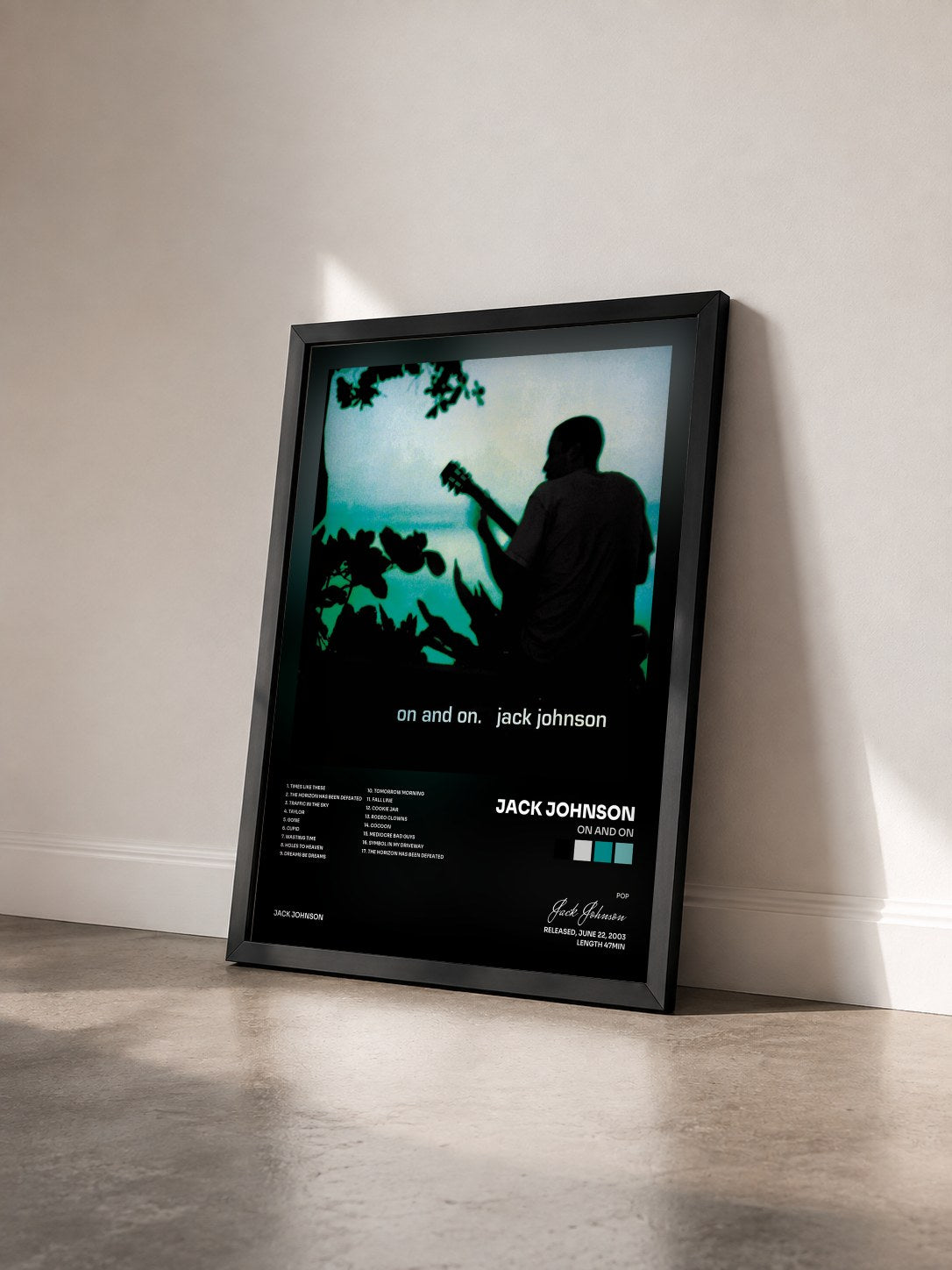 #noir On and On von Jack Johnson als gerahmter Kunstdruck von schräg gesehen, schwarzer Rahmen