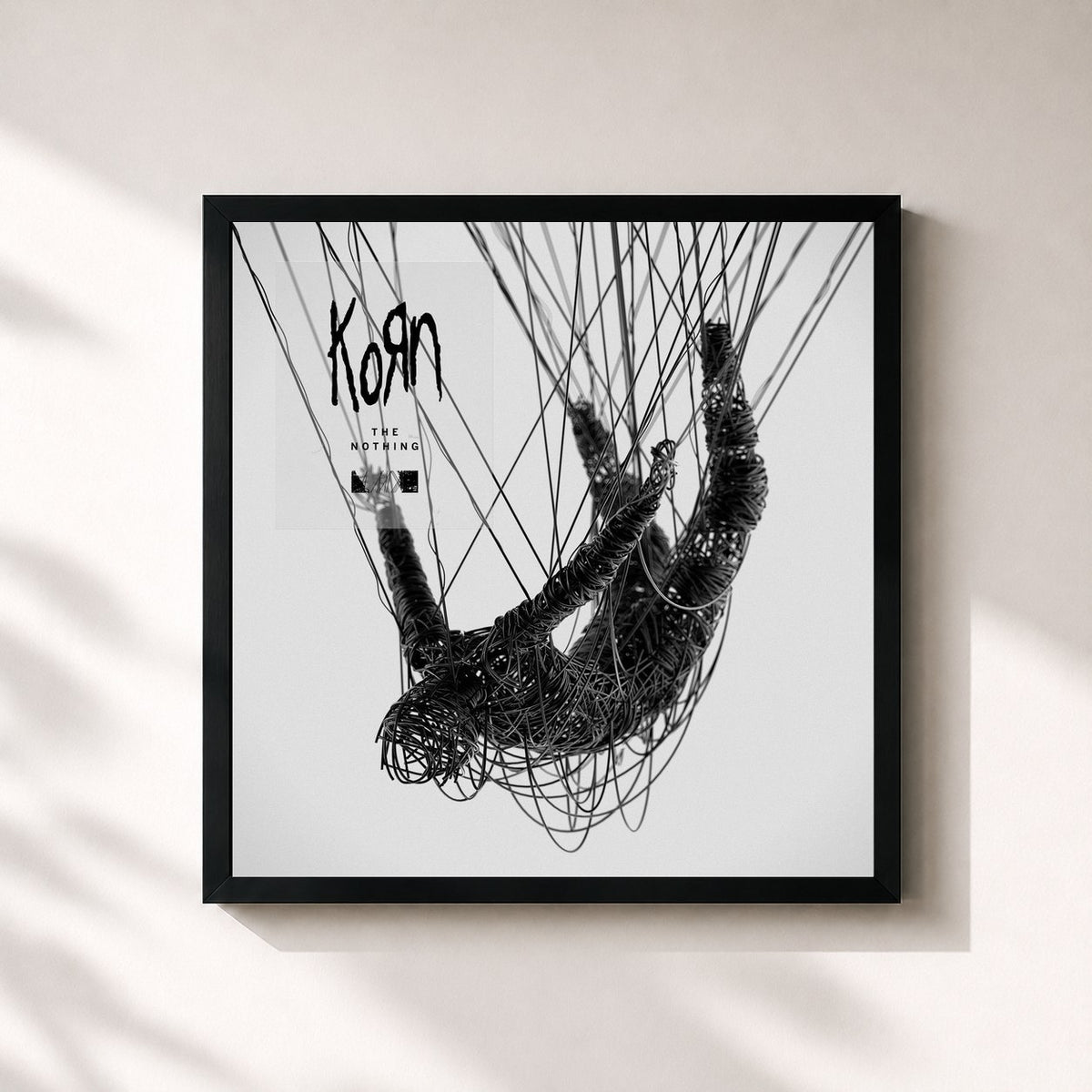 #noir The Nothing de KoЯn en lámina cuadrada enmarcada, marco negro de 32x32 cm