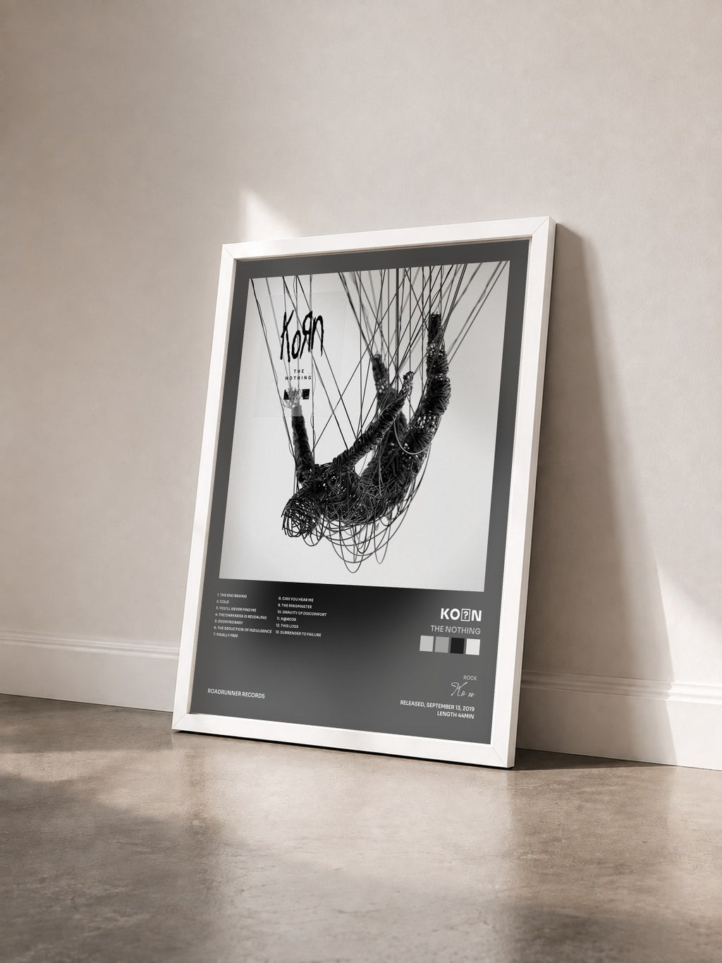 #blanc Tableau de l'album The Nothing de KoЯn vu de trois quarts, cadre blanc