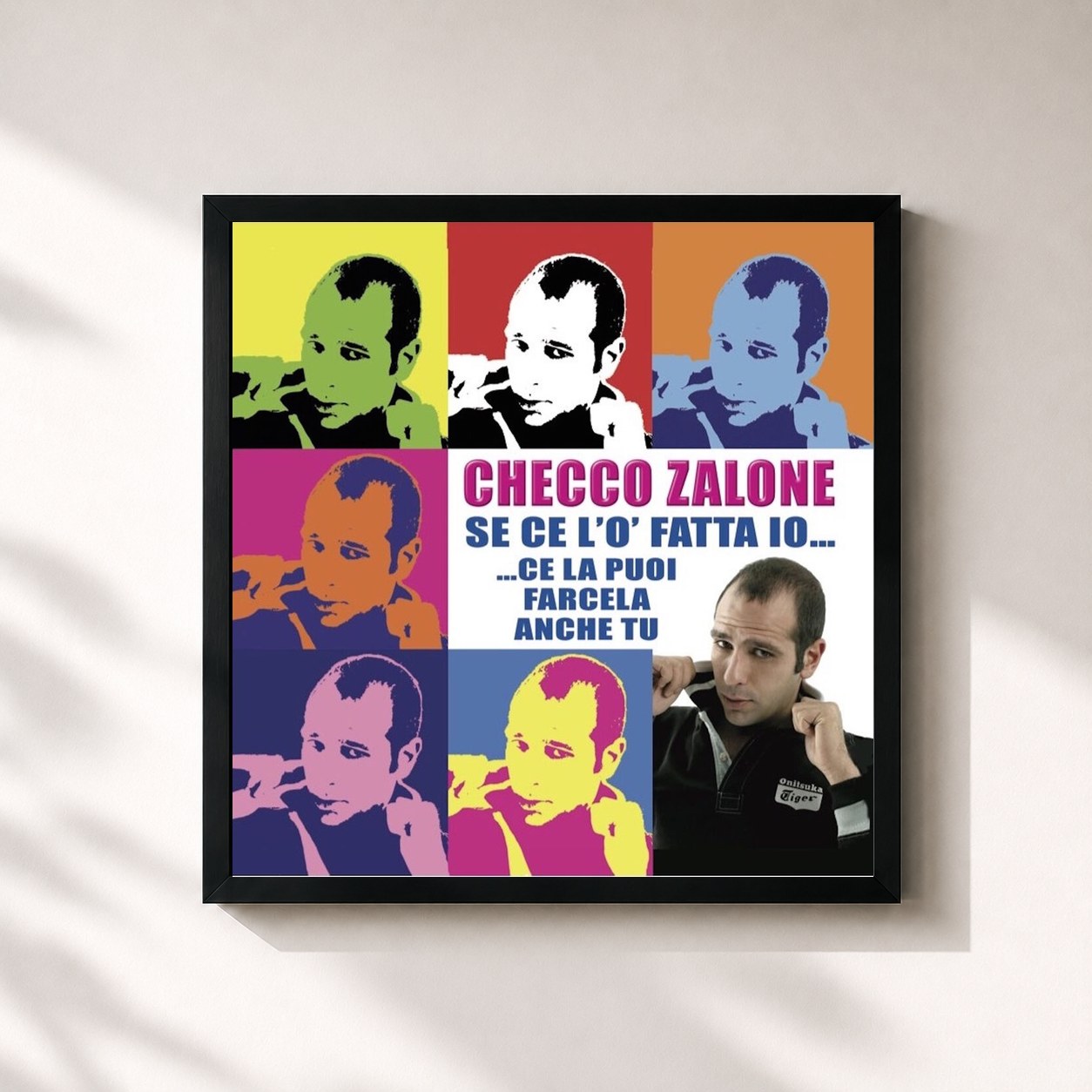 #noir Tableau carré de l'album Se Ce L'ò Fatta Io... Ce La Puoi Farcela Anche Tu de Checco Zalone, cadre noir 32x32 cm