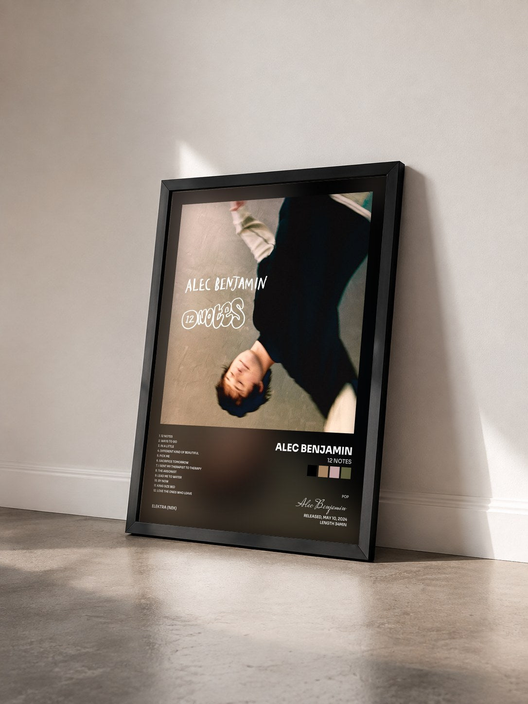 #noir Tableau de l'album 12 Notes de Alec Benjamin vu de trois quarts, cadre noir