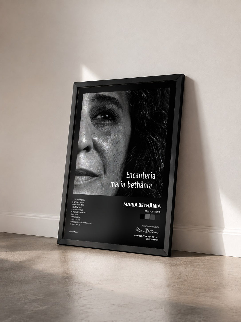 #noir Encanteria von Maria Bethânia als gerahmter Kunstdruck von schräg gesehen, schwarzer Rahmen