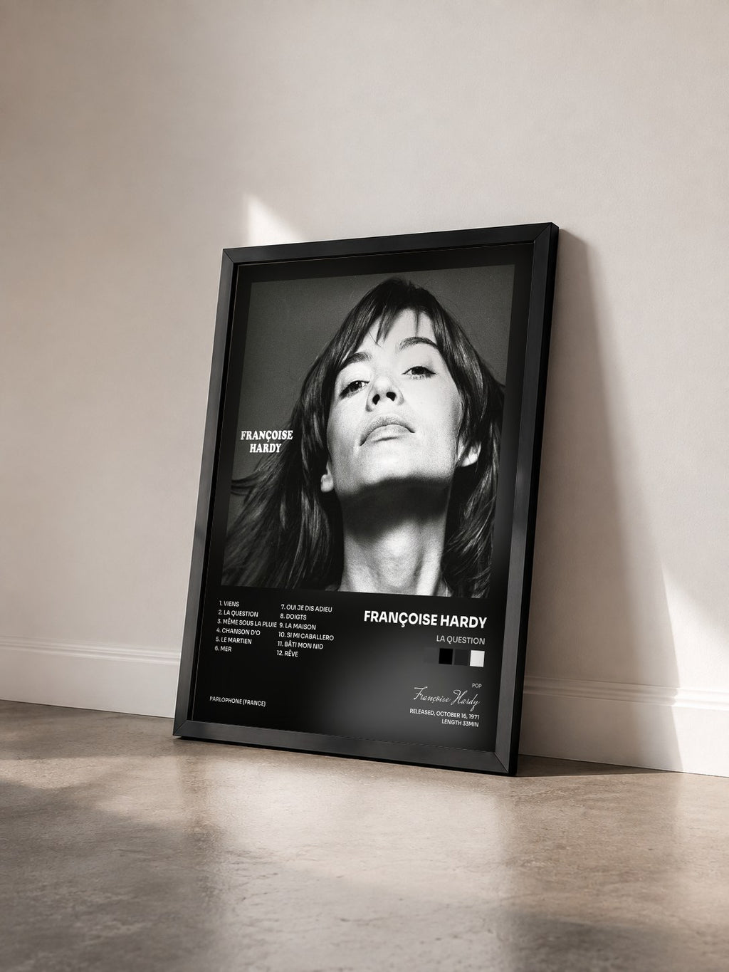 #noir La question di Françoise Hardy in stampa incorniciata vista di tre quarti, cornice nera