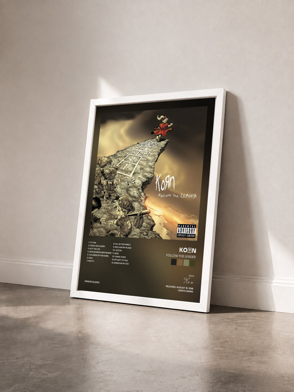 #blanc Tableau de l'album Follow The Leader de KoЯn vu de trois quarts, cadre blanc
