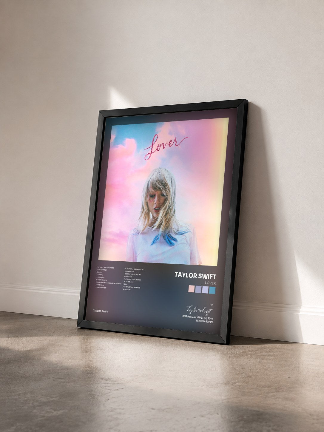 #noir Tableau de l'album Lover de Taylor Swift vu de trois quarts, cadre noir