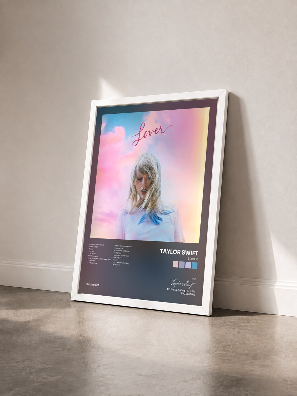 #blanc Tableau de l'album Lover de Taylor Swift vu de trois quarts, cadre blanc