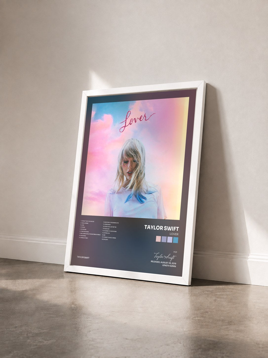 #blanc Tableau de l'album Lover de Taylor Swift vu de trois quarts, cadre blanc