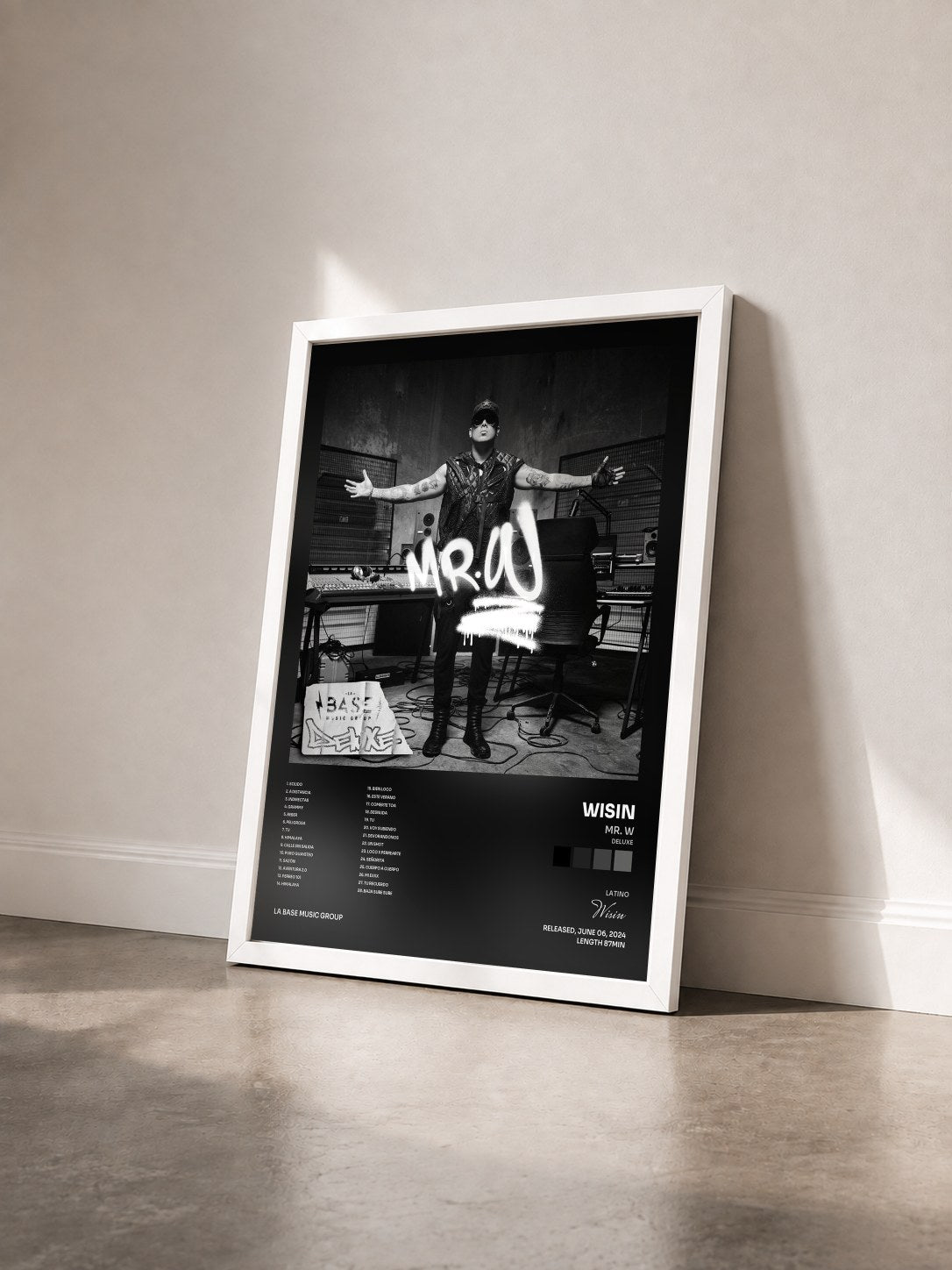 #blanc Tableau de l'album Mr. W (Deluxe) de Wisin vu de trois quarts, cadre blanc