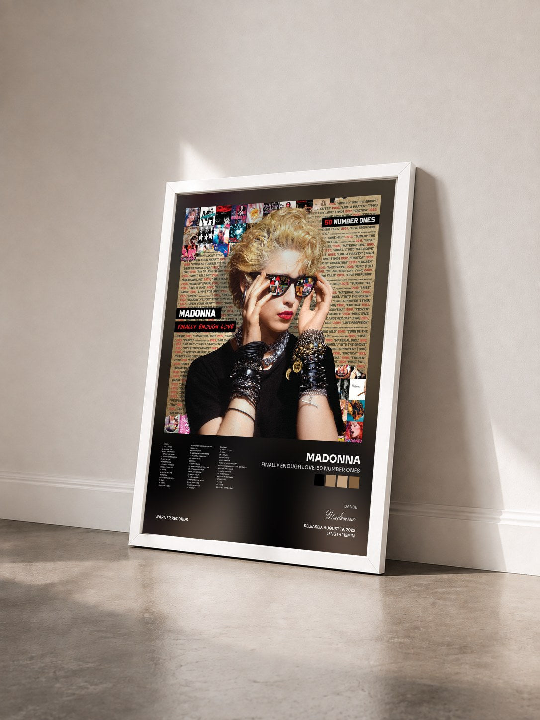 #blanc Tableau de l'album Finally Enough Love: 50 Number Ones de Madonna vu de trois quarts, cadre blanc