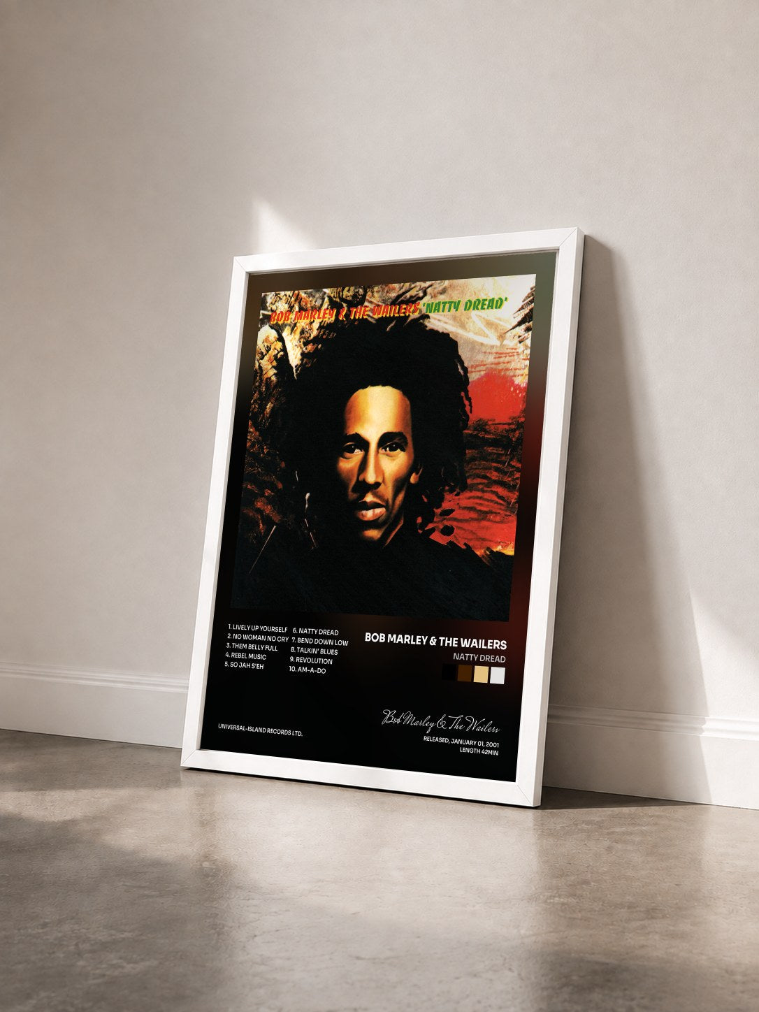 #blanc Natty Dread von Bob Marley & The Wailers als gerahmter Kunstdruck von schräg gesehen, weißer Rahmen