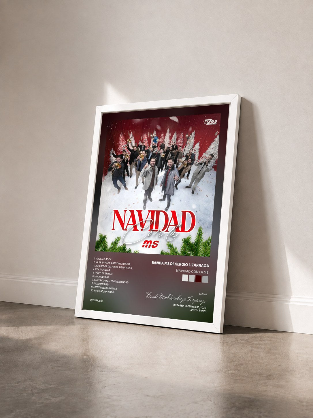 #blanc Tableau de l'album Navidad con la MS de Banda MS de Sergio Lizárraga vu de trois quarts, cadre blanc