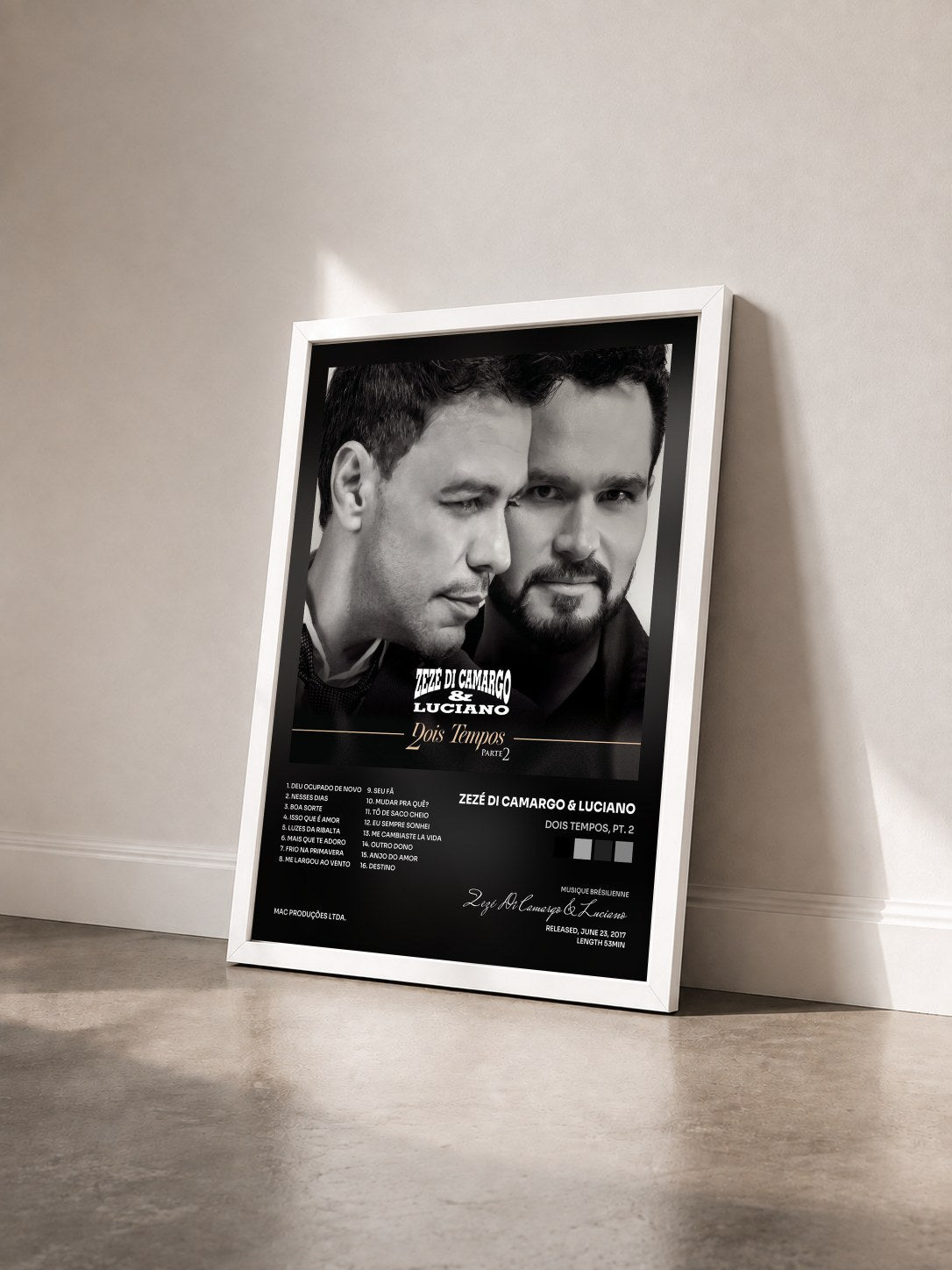 #blanc Tableau de l'album Dois Tempos, Pt. 2 de Zezé Di Camargo & Luciano vu de trois quarts, cadre blanc