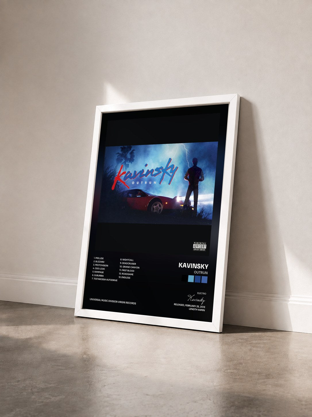 #blanc Tableau de l'album OutRun de Kavinsky vu de trois quarts, cadre blanc