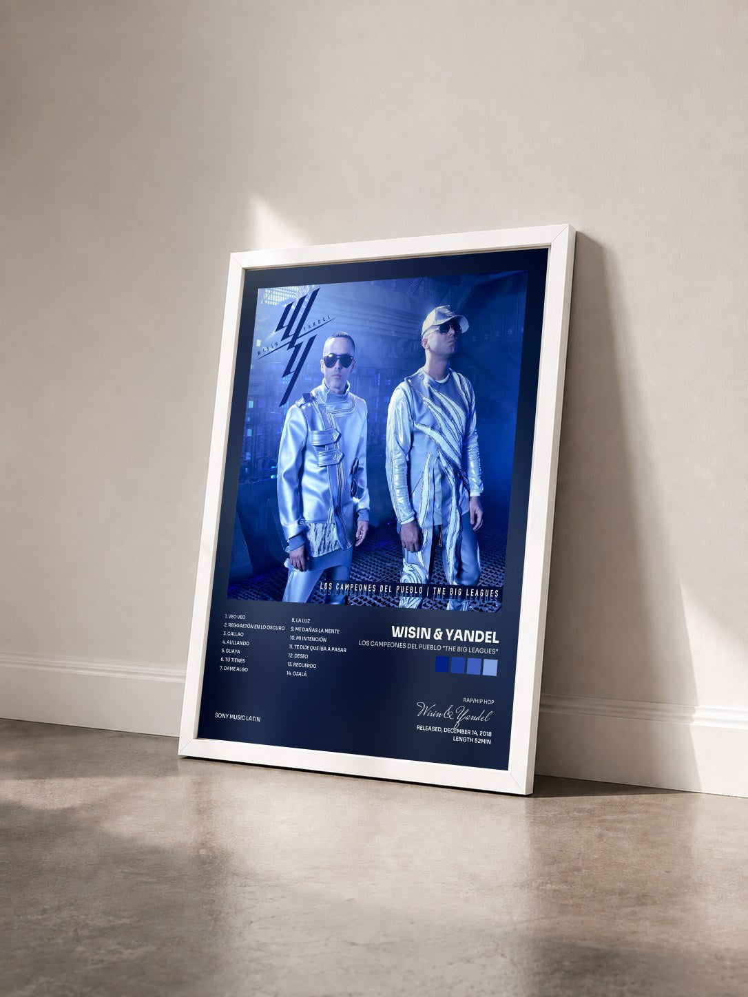 #blanc Tableau de l'album Los Campeones del Pueblo "The Big Leagues" de Wisin & Yandel vu de trois quarts, cadre blanc