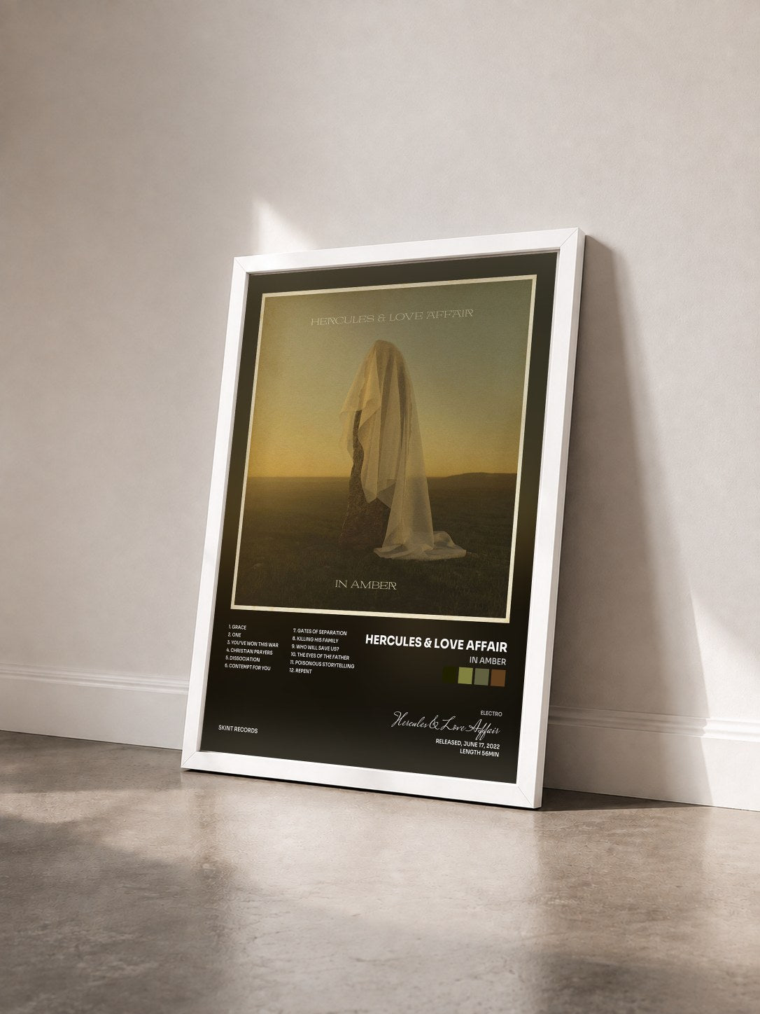 #blanc Tableau de l'album In Amber de Hercules & Love Affair vu de trois quarts, cadre blanc