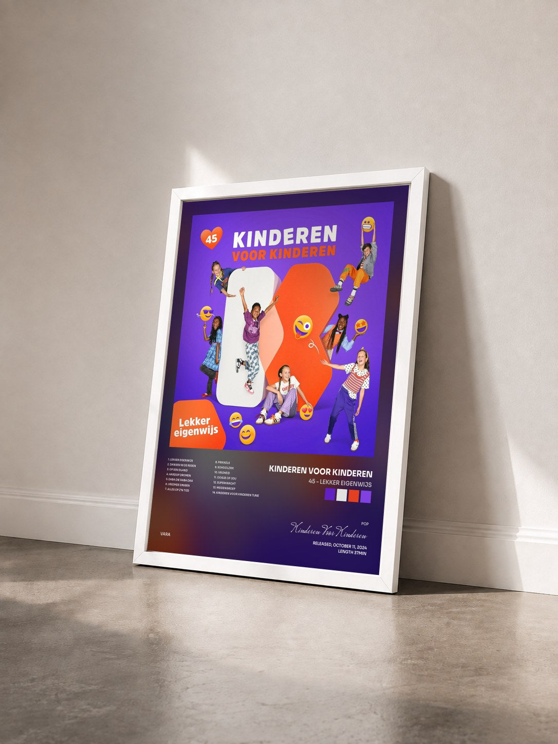#blanc Tableau de l'album 45 - Lekker eigenwijs de Kinderen Voor Kinderen vu de trois quarts, cadre blanc