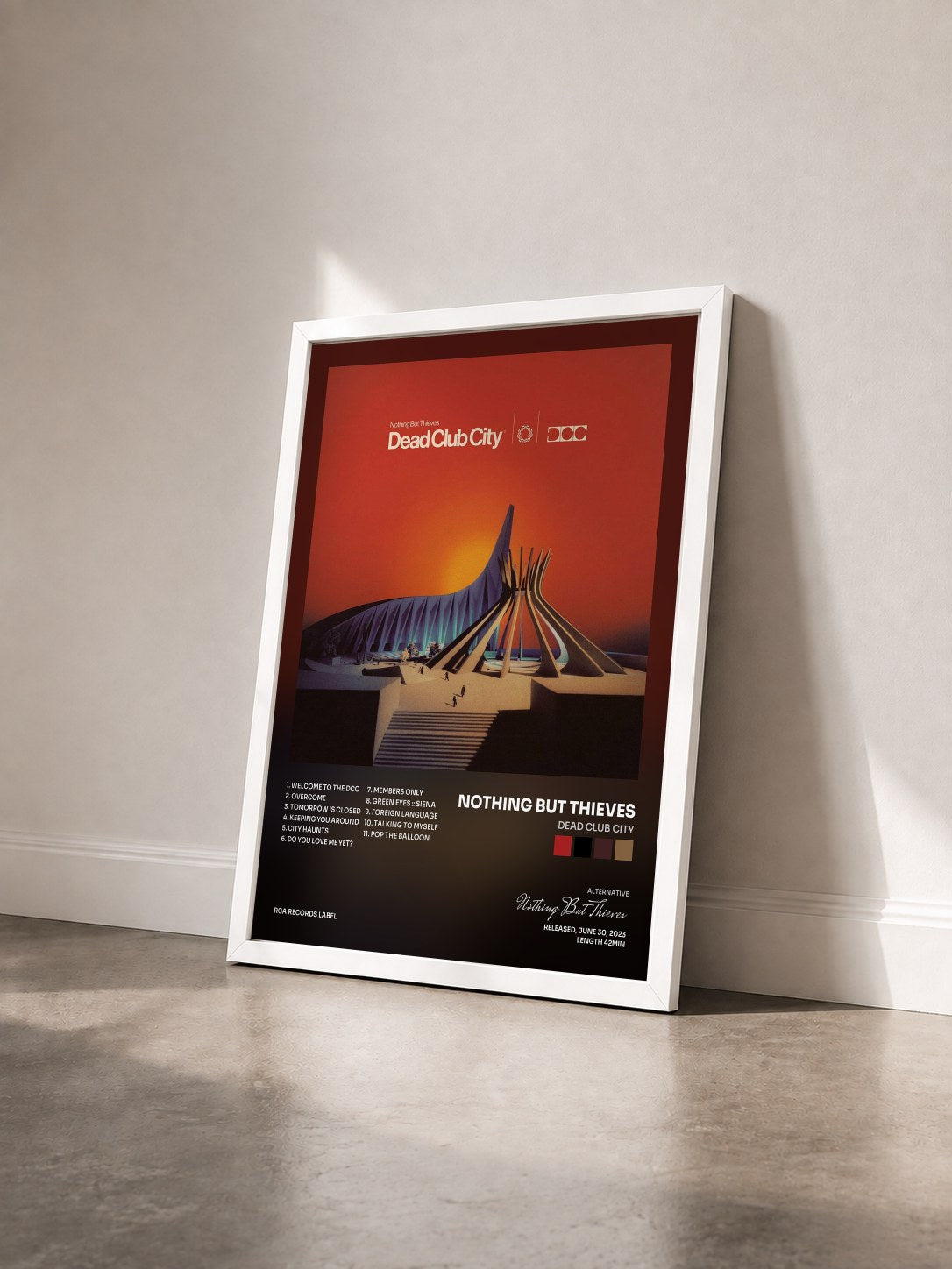 #blanc Tableau de l'album Dead Club City de Nothing But Thieves vu de trois quarts, cadre blanc