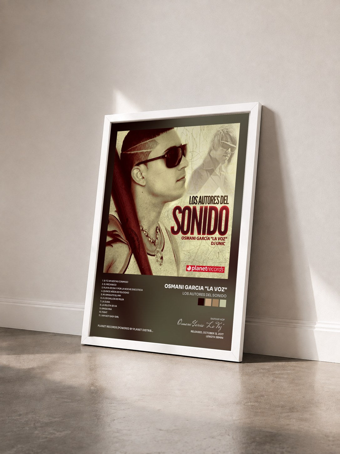 #blanc Tableau de l'album Los Autores Del Sonido de Osmani Garcia "La Voz" vu de trois quarts, cadre blanc