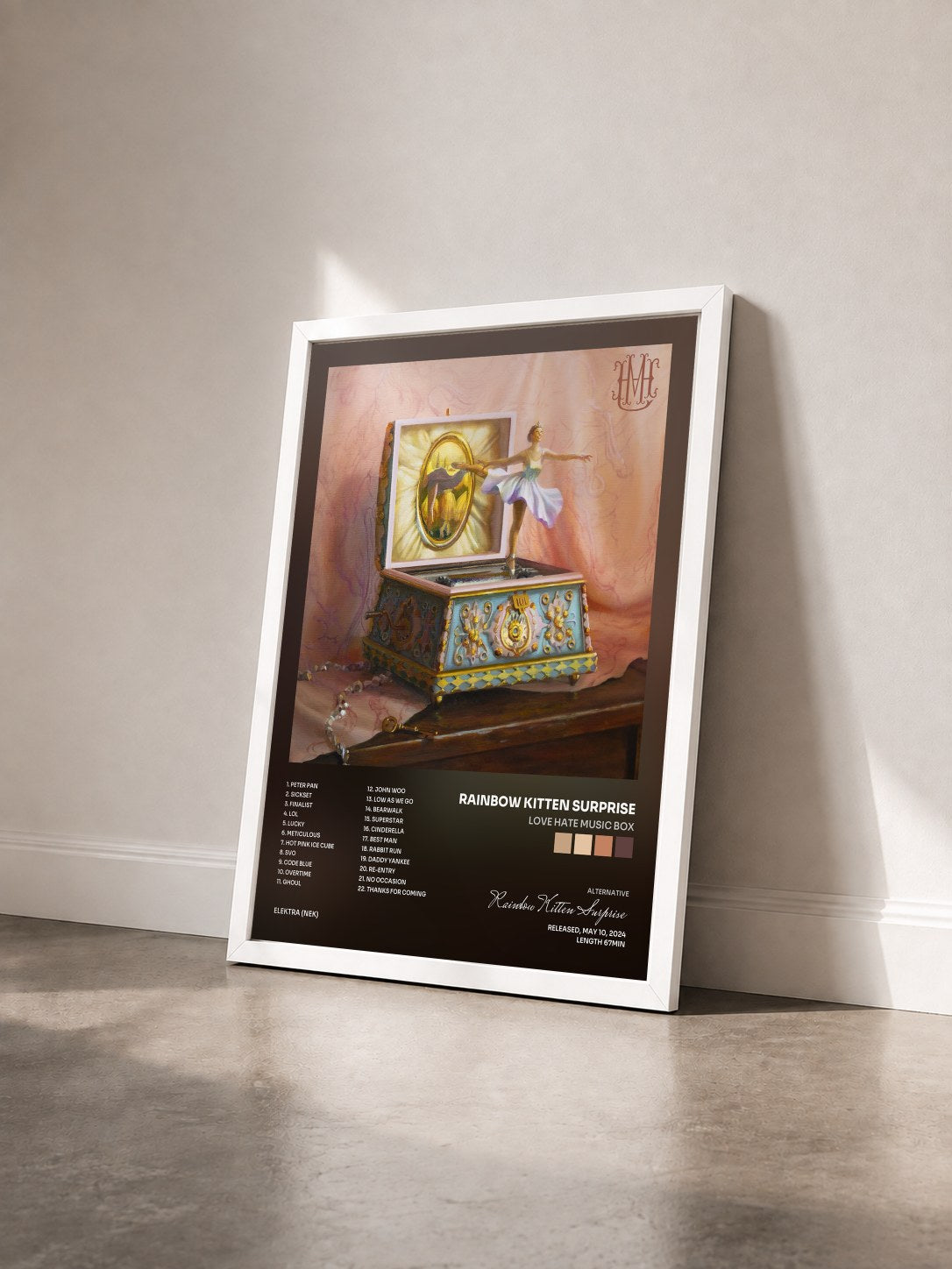 #blanc Tableau de l'album Love Hate Music Box de Rainbow Kitten Surprise vu de trois quarts, cadre blanc