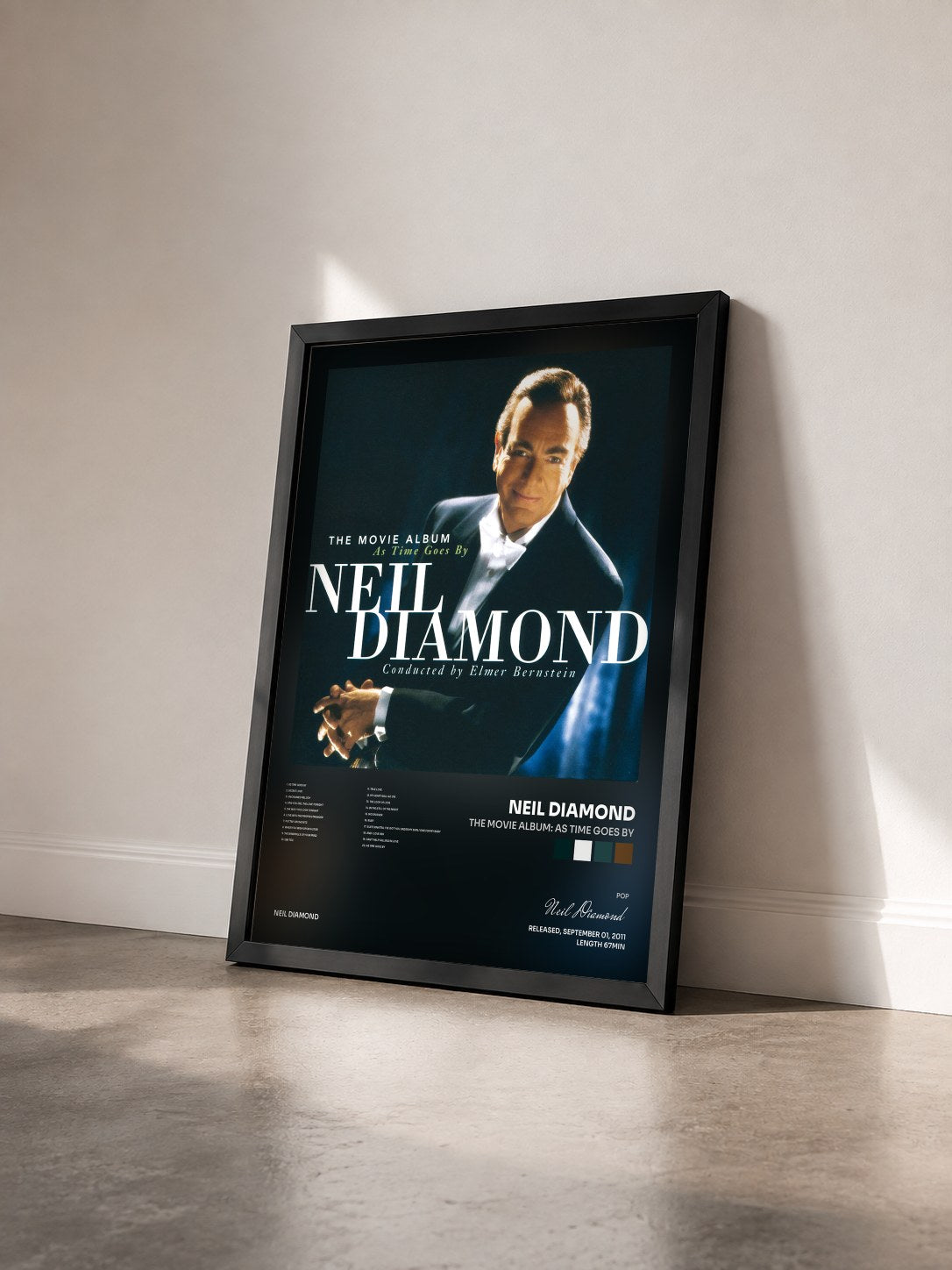 #noir The Movie Album: As Time Goes By von Neil Diamond als gerahmter Kunstdruck von schräg gesehen, schwarzer Rahmen
