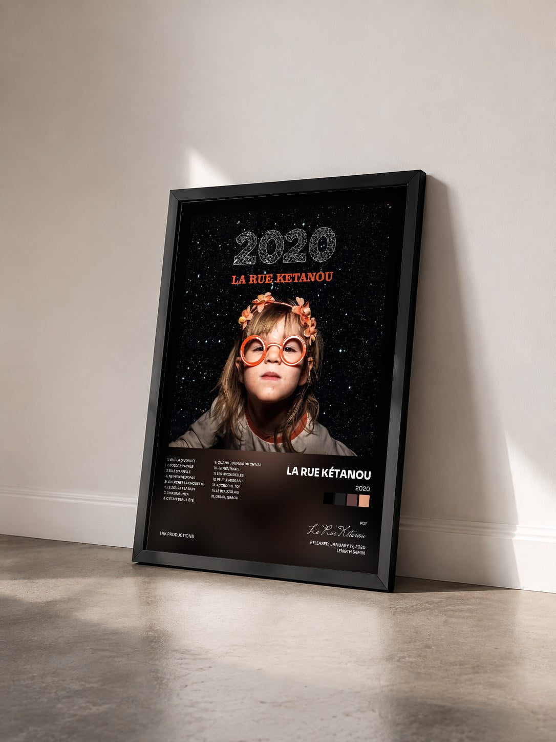 #noir Tableau de l'album 2020 de La Rue Kétanou vu de trois quarts, cadre noir