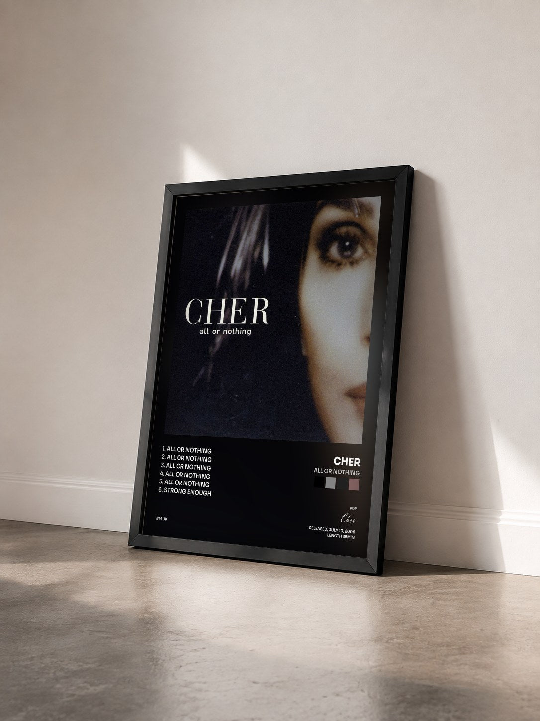 #noir All or Nothing von Cher als gerahmter Kunstdruck von schräg gesehen, schwarzer Rahmen
