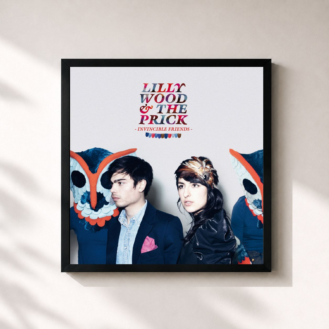 #noir Invincible Friends (bonus edition) de Lilly Wood And The Prick en lámina cuadrada enmarcada, marco negro de 32x32 cm