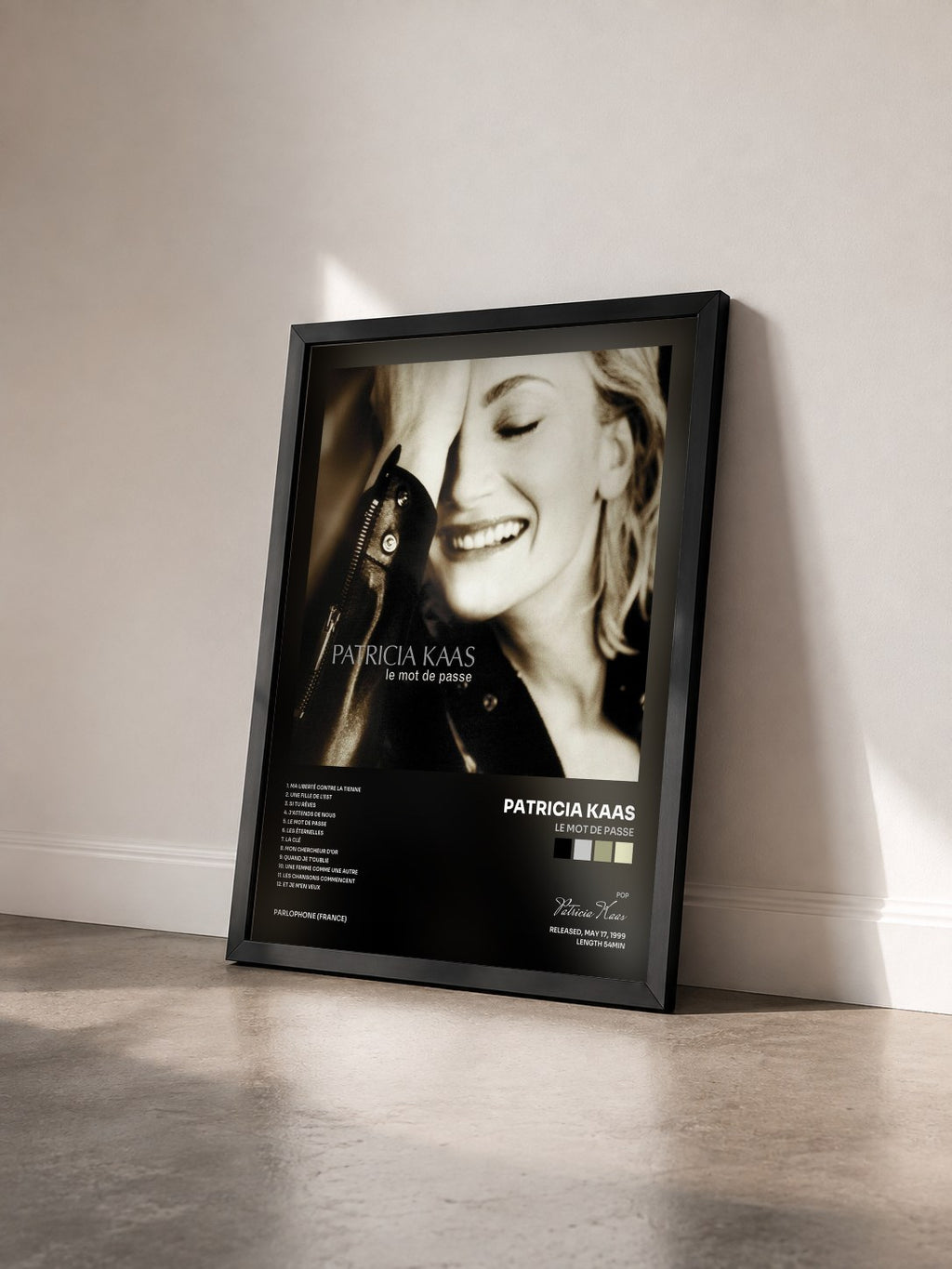 #noir Le Mot De Passe di Patricia Kaas in stampa incorniciata vista di tre quarti, cornice nera