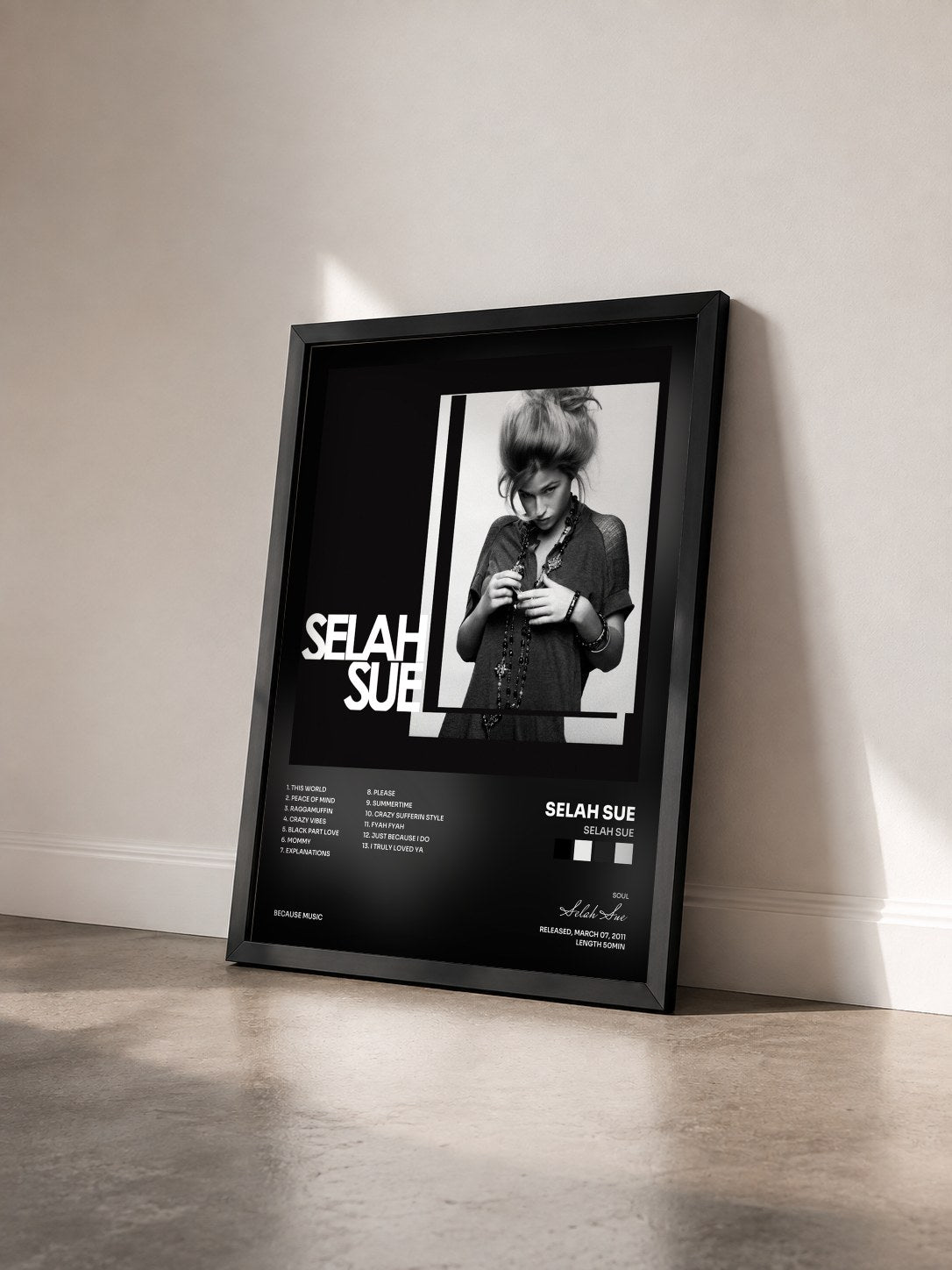 #noir Tableau de l'album Selah Sue de Selah Sue vu de trois quarts, cadre noir