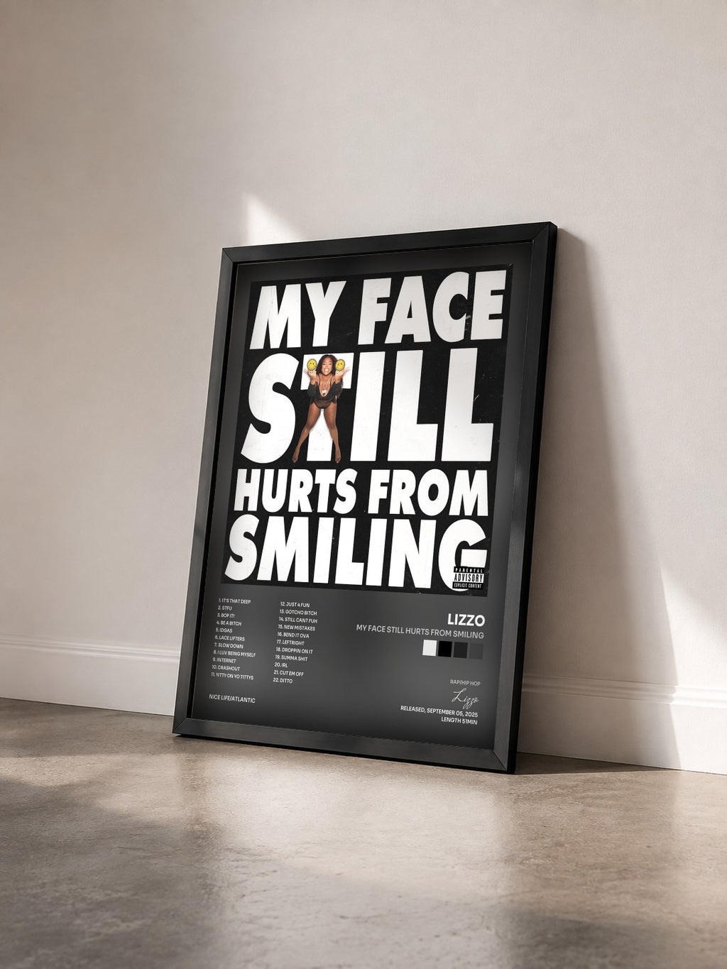 #noir MY FACE STILL HURTS FROM SMILING von Lizzo als gerahmter Kunstdruck von schräg gesehen, schwarzer Rahmen