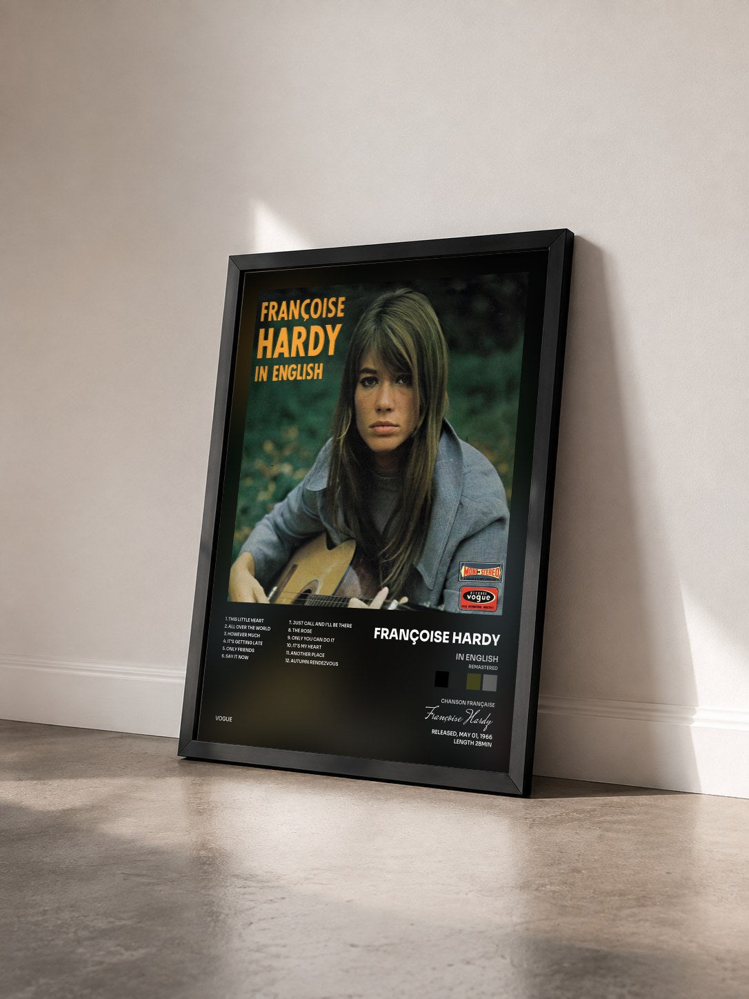 #noir Tableau de l'album In English (Remastered) de Françoise Hardy vu de trois quarts, cadre noir