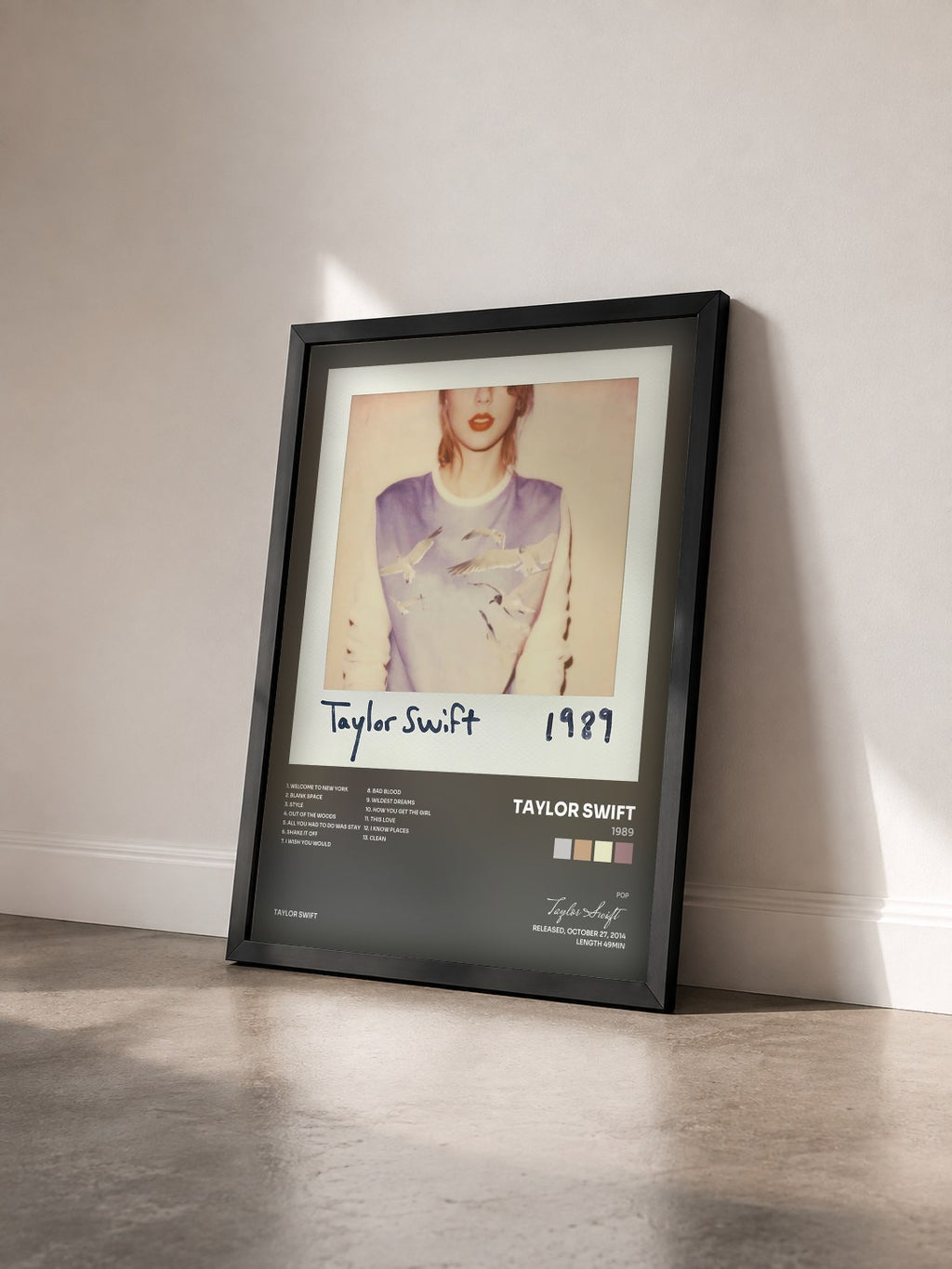 #noir Tableau de l'album 1989 de Taylor Swift vu de trois quarts, cadre noir